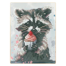 Алмазна мозаїка "Єнот з капкейком" DM3008 з мольбертом 17х22,5 см