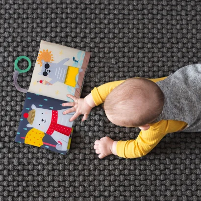 Розвиваюча книжка для візочка колекції &laquo;Полярне сяйво&raquo; - ЩО ВДЯГНЕ ВЕДМЕДИК ПОЛ