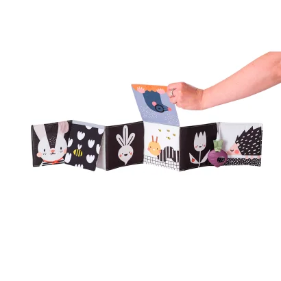 Розвиваюча книжка-розкладушка колеції "Садочок у місті" &ndash; ЗАЙЧИКИ