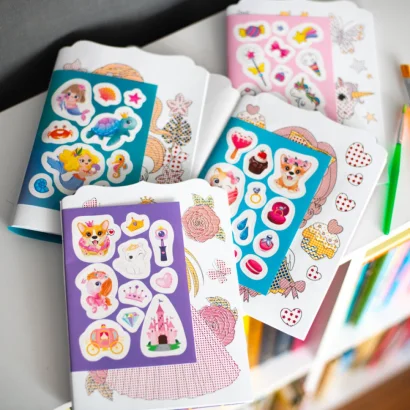 Водна розмальовка "Дівчата" 10171026, 8 сторінок, 20 наліпок