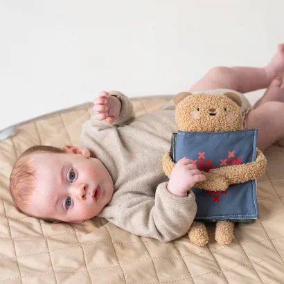 Розвивальна книжка-розкладушка 2-в-1 &ndash; ОБІЙМИ ВЕДМЕДИКА