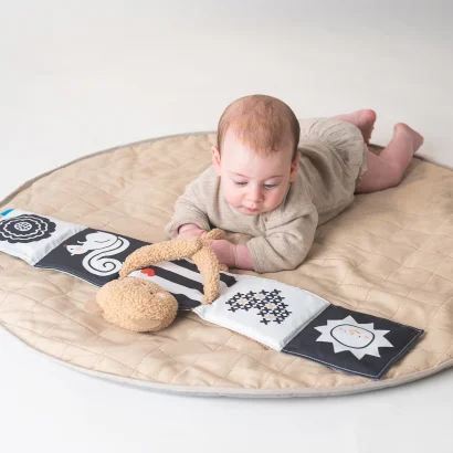 Розвивальна книжка-розкладушка 2-в-1 &ndash; ОБІЙМИ ВЕДМЕДИКА