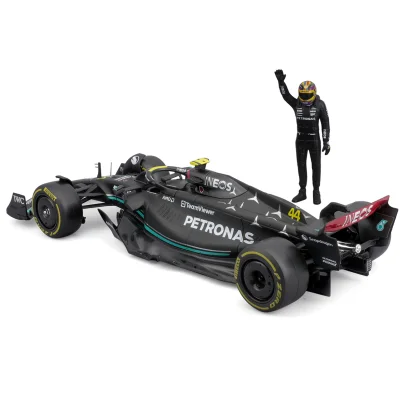 Автомодель з фігуркою - MERCEDES-AMG F1 W14 E PERFORMANCE (1:24)