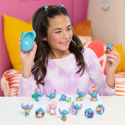 Фігурка-сюрприз у капсулі STITCH серії &quot;Feed Me&quot; - СТІЧ ЗІ СМАКОЛИКАМИ (в асорт., у диспл.)