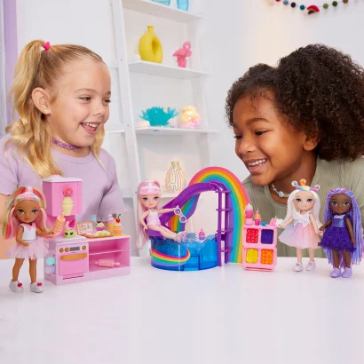 Ігровий набір з лялькою RAINBOW HIGH серії "Littles" &ndash; КОНДИТЕРСЬКА КЕНДІ (з аксес.)
