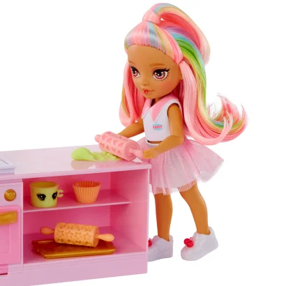 Ігровий набір з лялькою RAINBOW HIGH серії "Littles" &ndash; КОНДИТЕРСЬКА КЕНДІ (з аксес.)