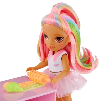 Ігровий набір з лялькою RAINBOW HIGH серії "Littles" &ndash; КОНДИТЕРСЬКА КЕНДІ (з аксес.)