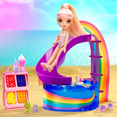Ігровий набір з лялькою RAINBOW HIGH серії "Littles" &ndash; ВЕСЕЛКОВЕ СВЯТО В БАСЕЙНІ (з аксес.)