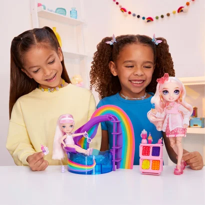 Ігровий набір з лялькою RAINBOW HIGH серії "Littles" &ndash; ВЕСЕЛКОВЕ СВЯТО В БАСЕЙНІ (з аксес.)