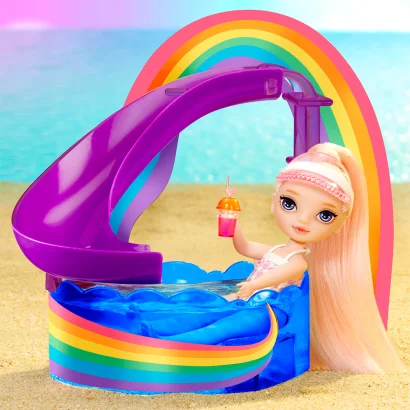 Ігровий набір з лялькою RAINBOW HIGH серії "Littles" &ndash; ВЕСЕЛКОВЕ СВЯТО В БАСЕЙНІ (з аксес.)