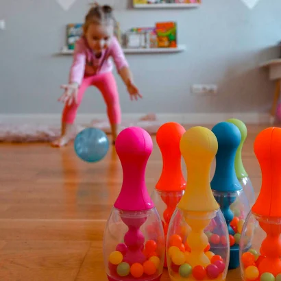 Ігровий набір - ЯСКРАВИЙ БОУЛІНГ (6 кеглів, куля, підставка)