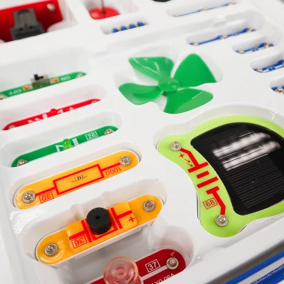 Конструктор електронний DOKA &quot;АЛЬТЕРНАТИВНА ЕНЕРГІЯ&quot; (50 схем)