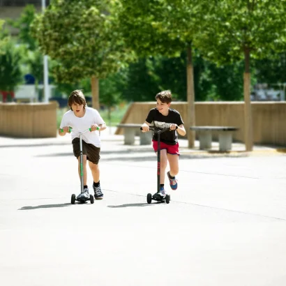 Самокат MICRO серії &quot;Maxi PRO Deluxe&quot; - ЧОРНИЙ/ЧЕРВОНИЙ (до 50 kg, триколісний)