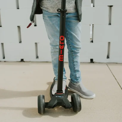 Самокат MICRO серії &quot;Maxi PRO Deluxe&quot; - ЧОРНИЙ/ЧЕРВОНИЙ (до 50 kg, триколісний)