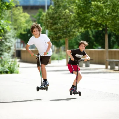 Самокат MICRO серії &quot;Maxi PRO Deluxe&quot; - ЧОРНИЙ/ЧЕРВОНИЙ (до 50 kg, триколісний)