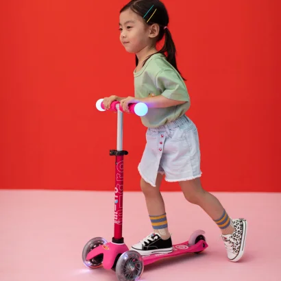 Самокат MICRO серії "Mini Deluxe Magic" &ndash; РОЖЕВИЙ (до 50 kg, триколісний, світло)