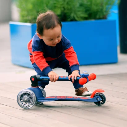 Самокат MICRO серії "Mini Deluxe Foldable LED" &ndash; СИНІЙ (складаний, до 50 кг (kg), триколісний, світло)