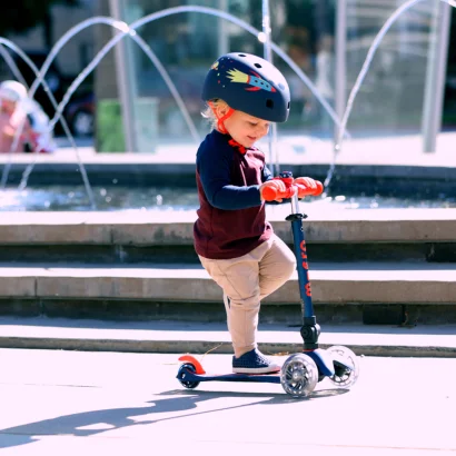 Самокат MICRO серії "Mini Deluxe Foldable LED" &ndash; СИНІЙ (складаний, до 50 кг (kg), триколісний, світло)