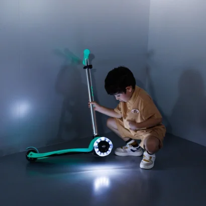 Самокат MICRO серії &quot;Maxi Deluxe Glow LED&quot; – ЖЕЛЕЙНИЙ ЗЕЛЕНИЙ (до 50 kg, 3-х колісний, світло)