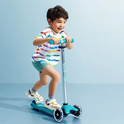 Самокат MICRO серії &quot;Maxi Deluxe Glow LED&quot; – ЖЕЛЕЙНИЙ ЗЕЛЕНИЙ (до 50 kg, 3-х колісний, світло)