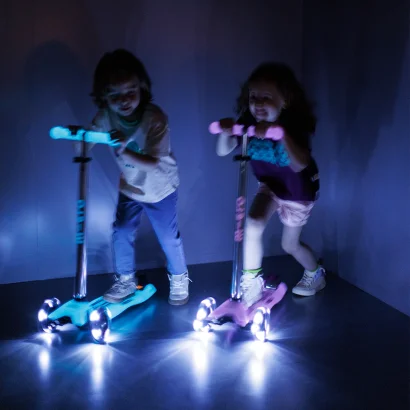 Самокат MICRO серії "Maxi Deluxe Glow LED" &ndash; СЯЙНИСТО-ПУРПУРОВИЙ (до 50 kg, 3-х колісний, світло)