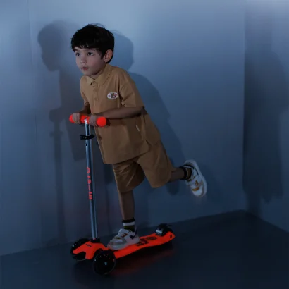 Самокат MICRO серії "Maxi Deluxe Glow LED" &ndash; ЧЕРВОНА АУРА (до 50 kg, 3-х колісний, світло)