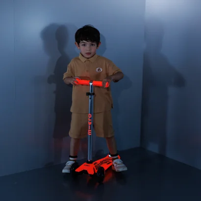 Самокат MICRO серії "Maxi Deluxe Glow LED" &ndash; ЧЕРВОНА АУРА (до 50 kg, 3-х колісний, світло)