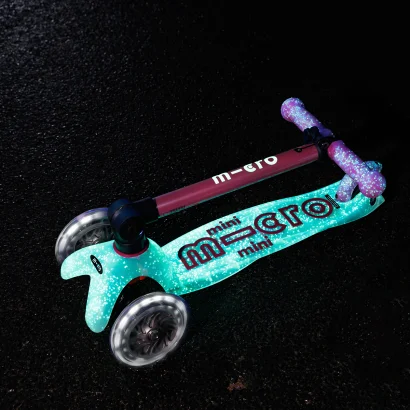 Самокат MICRO серії "Mini Deluxe Foldable Orion Glow LED" &ndash; РОЖЕВИЙ (складаний, до 50 кг (kg), триколісний)