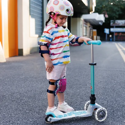 Самокат MICRO серії "Mini Deluxe Foldable Orion Glow LED" &ndash; СИНІЙ (складаний, до 50 кг (kg), триколісний)