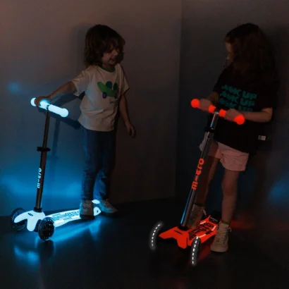 Самокат MICRO серії &quot;Maxi Deluxe Glow LED Plus&quot; - ЧЕРВОНА АУРА (до 50 kg, триколісний, світло)