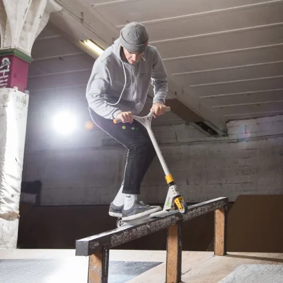 Самокат MICRO серії &quot;Trixx 2.0&quot; – СІРО-ЖОВТИЙ (до 100 kg, двоколісний)